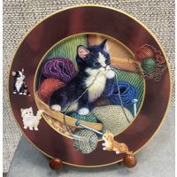 Декоративная фарфоровая настенная тарелка Mitterteich Германия. Можно мне тоже попробовать? Из коллекции Веселые кошачьи шалости. 21 см 1998 год.