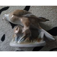 Сокол (коршун) на скале. Красивая фарфоровая статуэтка.