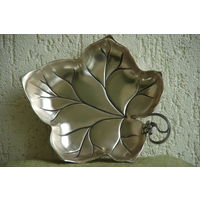 Ваза " Лист "    ( 25,5 х 29,5 см , высота 5 см )