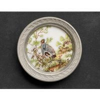 ОХОТА Куропатка. Коллекционная оловянная тарелка-подставка с фарфоровой вставкой Vohenstrauss / Диаметр: 10 см