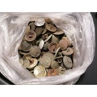 Около килограмма старых уставших пуговиц