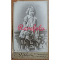 1910-е Визит-портер девочка с букетом студийное фото типажи ретро фотограф Шрейбер СПБ