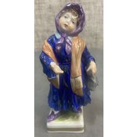 Фарфоровая статуэтка Девочка-попрошайка из Дрездена от Volkstedt. Германия. 60-e года. Высота 10.5 см. Номера модели девочки V20786