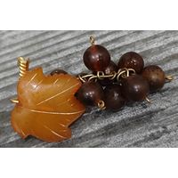 Брошь Черная Смородина. Янтарь, позолота. СССР 1969 год. 9 ЯК Калининградский янтарный комбинат. Нечастая