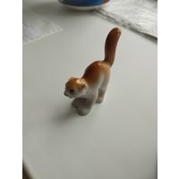 Статуэтка фарфоровая Кот-озорник