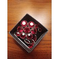 Брошь с красными камнями