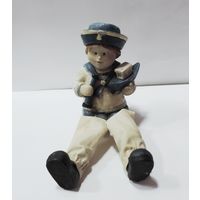 Статуэтка "Мальчик морячок с корабликом и трубой" Европа. Высота 19 см. Пластик.