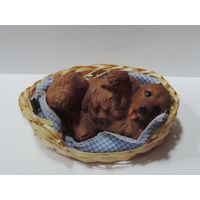 Собака в корзинке. 80-е годы Европа. Керамика. Длина 11 см. Высота 6 см.