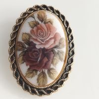 Брошь- клипса. Сьюзен. Фарфор.Металл с чернением. Рельефная оправа Клеймо Western Germany.  Позолота. 5х3,6 см
