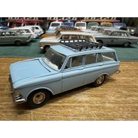 Москвич 427 с багажником, серое дно. Классический светло-голубой цвет. Пятничный вечер в синих, голубых и серых тонах.