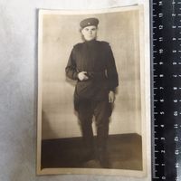 Фотография. Красноармеец в форме образца 1943 года. Гимнастерка без карманов. Ленд-лизовский ремень.