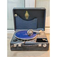 Патефон поперечный Молотовский патефонный завод СССР.