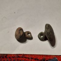 Две пуговицы-гирьки.