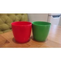 Цветочные горшки для цветов, Польша. Новый. Качественные пластик. Высота 8 см, диаметр низ 6,5 см, диаметр верха 9 см. Продаю парой.