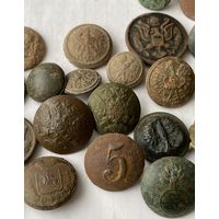 Пуговицы разные.