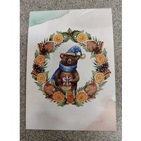 Открытка медведь с подарком в новогоднем венке. Новый год. Чистая