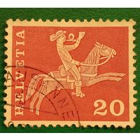Швейцария 10 мая 1960. Почтальон верхом на лошади трубящий в почтовый рожок