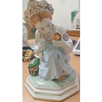 Статуэтка Малахитовая шкатулка. Фарфор, роспись, золочение. Минский фарфоро-фаянсовый завод. СССР, 1957 - 1960-е гг.