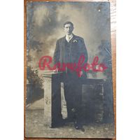 1920-е Открыточный формат джентельмен студийное фото типажи ретро отметка фотоателье