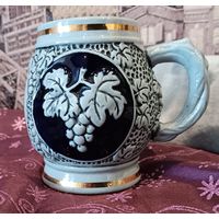 Винтажная кружка для вина. Керамика, глазурь, барельефное изображение винограда. 9х8 см. Бавария.
