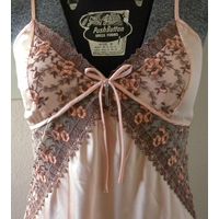 Фирменный Розовый Халатик-Кимоно и Ночная Рубашка. Сатин-Кружево-100% polyester. *Размер: М (75-88см объём груди, 86см длина). **Комплект б/у, - но в отличном состоянии. ***Very Sexy!
