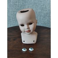 Деталь фарфоровой куклы.