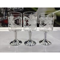 Рюмки на металлической ножке.