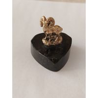 Статуэтка на камне змеевик