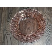 Стеклянная, винтажная тарелка из розового стекла, с рельефным узором по краю.