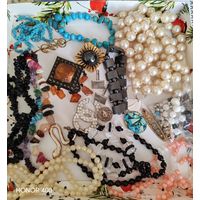 Большой лот винтажной бижутерии. Броши, бусы, браслеты и много разных украшений. Натуральные камни. Торги.