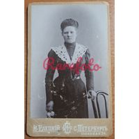 1910-е Визит-портер девушка подписано студийное фото типажи ретро фотограф Елецкий СПБ