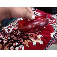 Салатница конфетница красное стекло небольшой скол