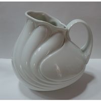 Ваза фарфоровая  молочного цвета 60-70-е годы фирмы KPM.  Германия. Высота 14.5  см.