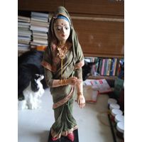 Индийская  девушка (глина,текстиль,бижутерия) на подставке