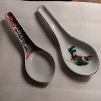 2 коллекционные китайские ложки для супа. Фарфор, керамика, ручная роспись, клеймо. 12,5х4,5 и 13,5х4,7 см.