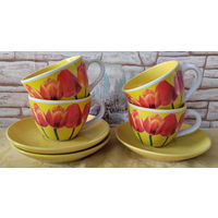 4 чашки и 3 блюдца для чаепития.