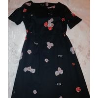 Платье из нежного хлопка, сзади на длинной молнии, расцветка в цветочек ненавязчиво, что сейчас актуально. Размер 44-46 импортного производства.