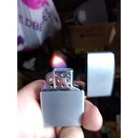 Зажигалка газовая с кремниевым розжигом.