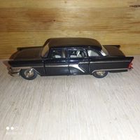 Коллекционная модель."Чайка "Газ 13".СССР.Саратов.1/43.