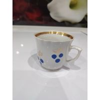 Чашка-бокальчик с голубыми ягодами.