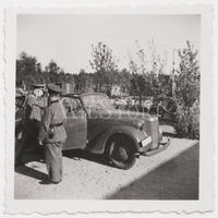 Офицер Вермахта садится в Opel Olympia Stabswagen 1938