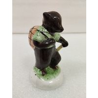 Статуэтка фарфоровая Медведь с посохом, Бронницы. СССР