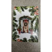 Открытка новогодние сюжеты: венок, дверь, остролист. Чистая