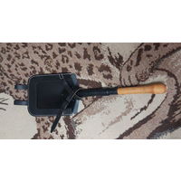 Сапёрная лопата с чехлом. Новая, Швейцария. Для реконструкторов и съёмках в кино. Можно просто использовать, укомплектовать авто или мото технику! Предложи свою цену или обмен!