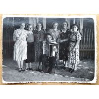 Фото девушек с аккордеонистом. 8.5х11.5 см.