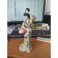 Статуэтка японка с прядью в корзине.