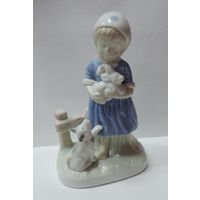 Статуэтка фарфоровая "Девочка с зайцем и собачкой" 80-е годы Европа. Высота 15 см.