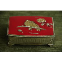 Шкатулка  , металл  (  6см х 8,5 см , высота 3 см )