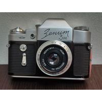 Советский зеркальный фотоаппарат Зенит-ЗМ с объективом Индустриал-50 , 3.5\50 мм , в оригинальном кожаном чехле