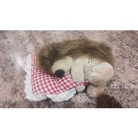 Мягкая игрушка Ежик, музыкальная. Похрапывает).Спит. Размер 19 на 16 см. Хорошее состояние.